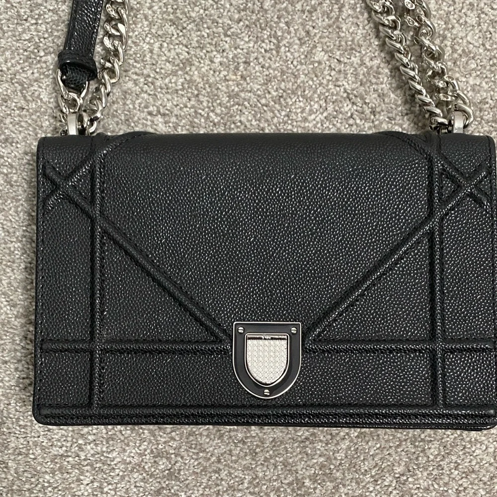 25cm 2.55 c d lady black genuine leather embossed chain handbag - Picture 2 of 10